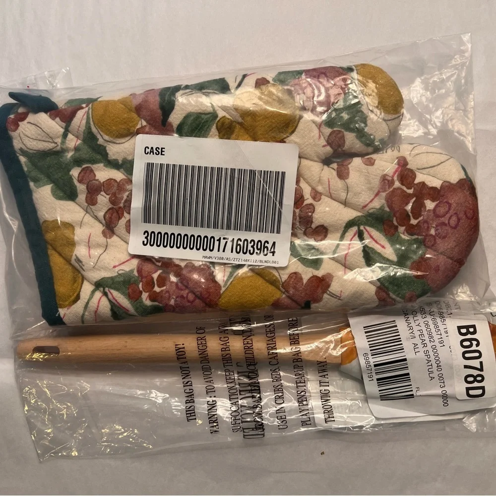 Anthropologie Holly and Pear Oven Mitt and Spatula Set.